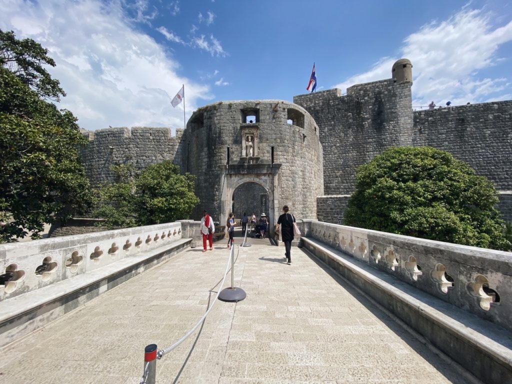 Pila gate