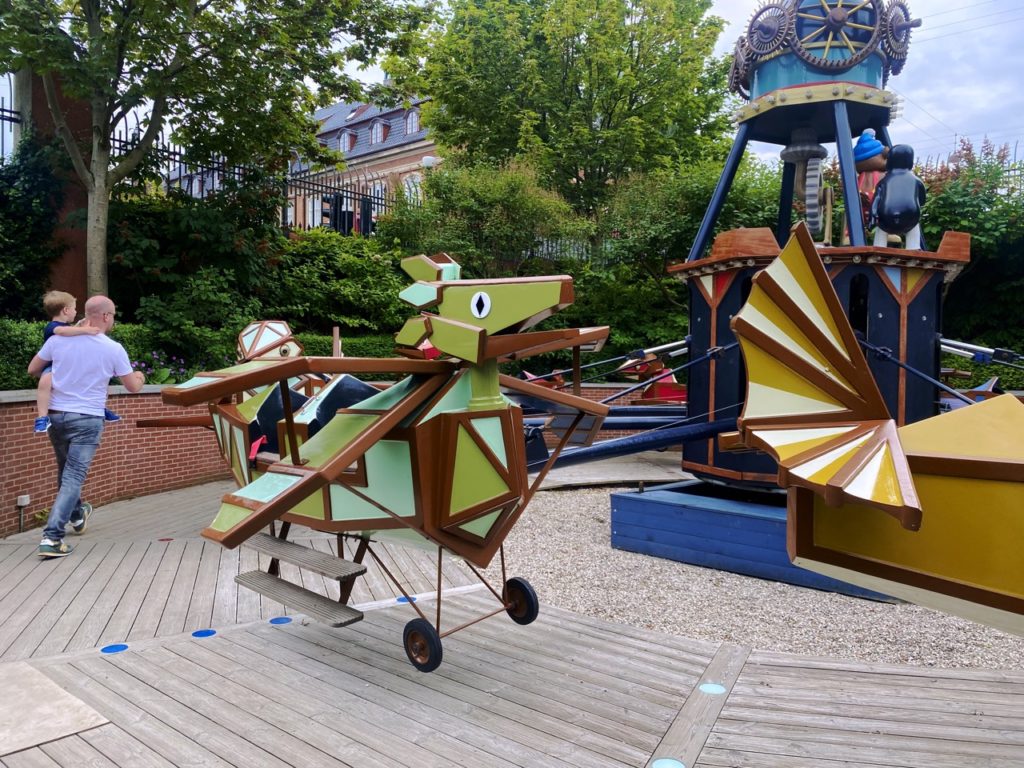 Kids ride Tivoli copengahen