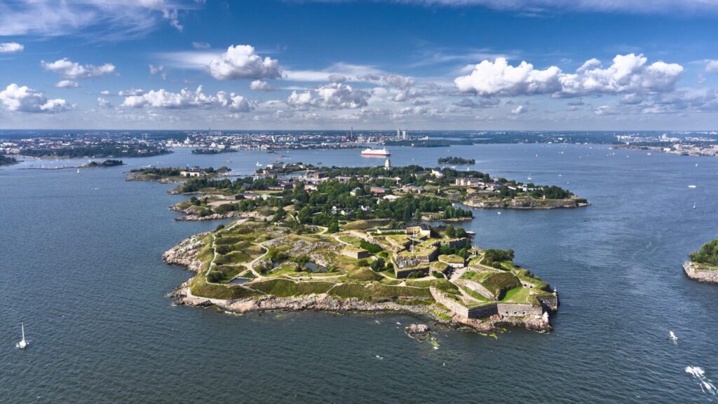 Exploring suomenlinna island