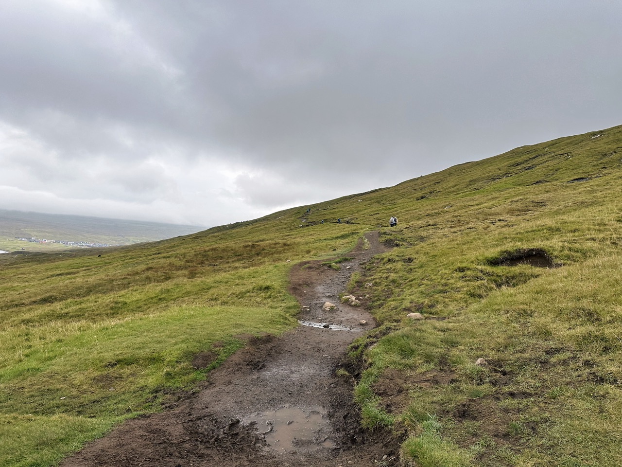 Bosdalafossur Waterfall hike
