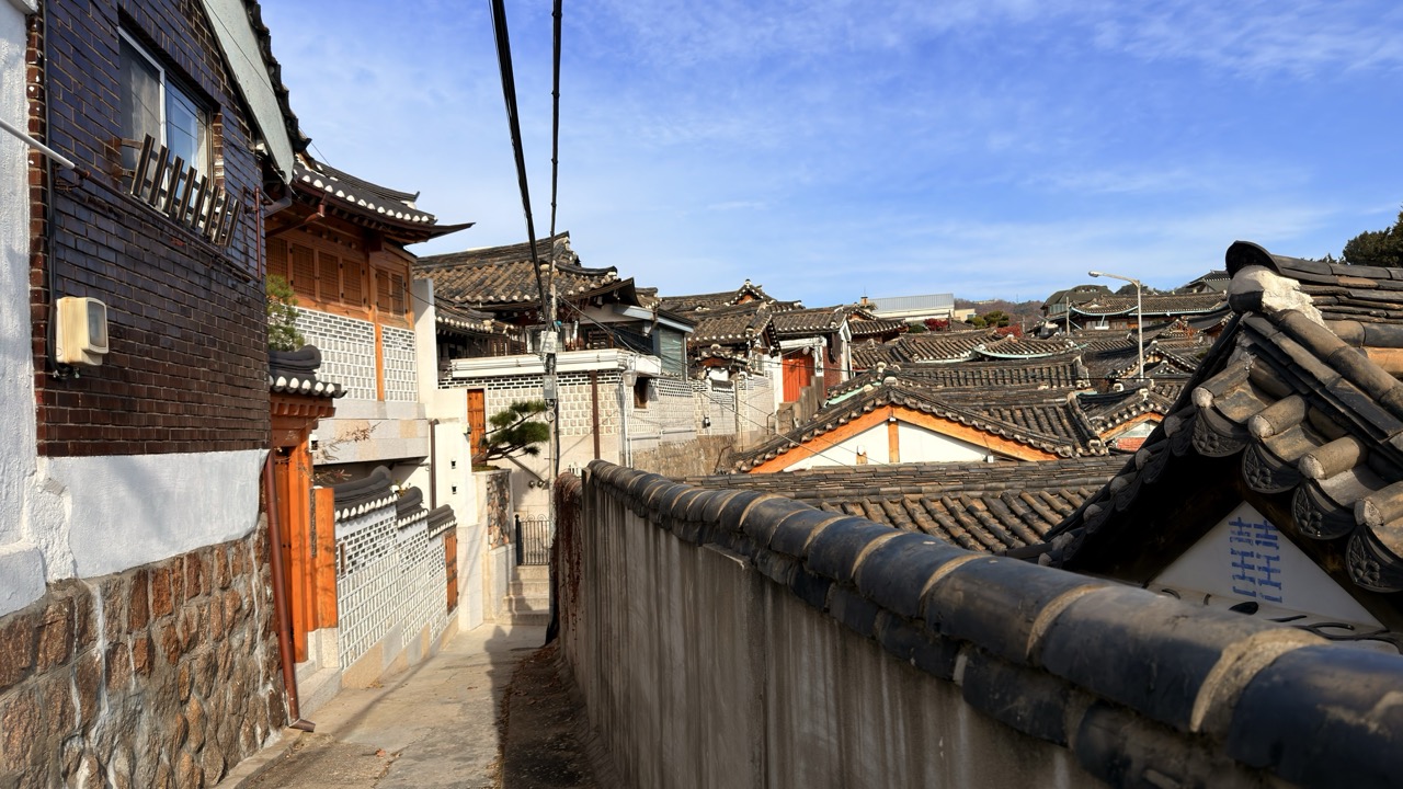 Narrow alleyway lined with traditional tiled roof houses in Seoul
