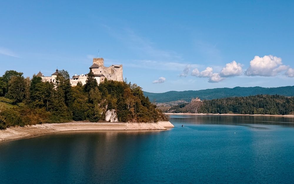 Zamek Dunajec W Niedzicy perched above the blue Dunajec reservoir